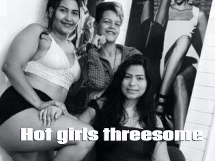 Hot_girls_threesome